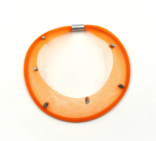 Collar de crinolina naranja  y hematite