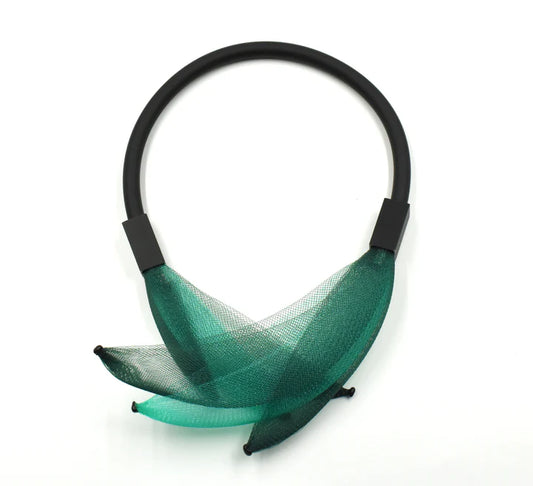 Collar corto de red invisible verde