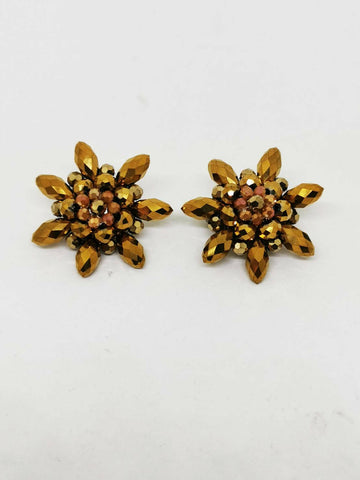 Pendientes clip flores pequeñas bordadas en  cristalitos oro viejo