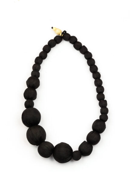 Collar bolas de seda y madera color negro