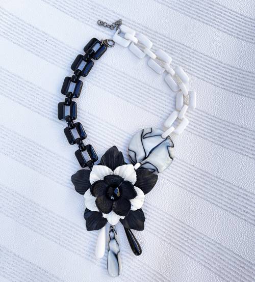 Collar blanco y negro de flores en resina y piel