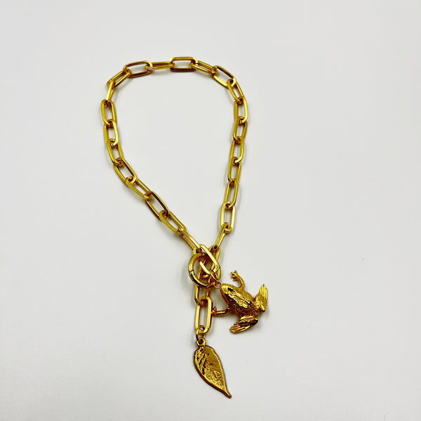Collar: Cadena dorada con charm rana