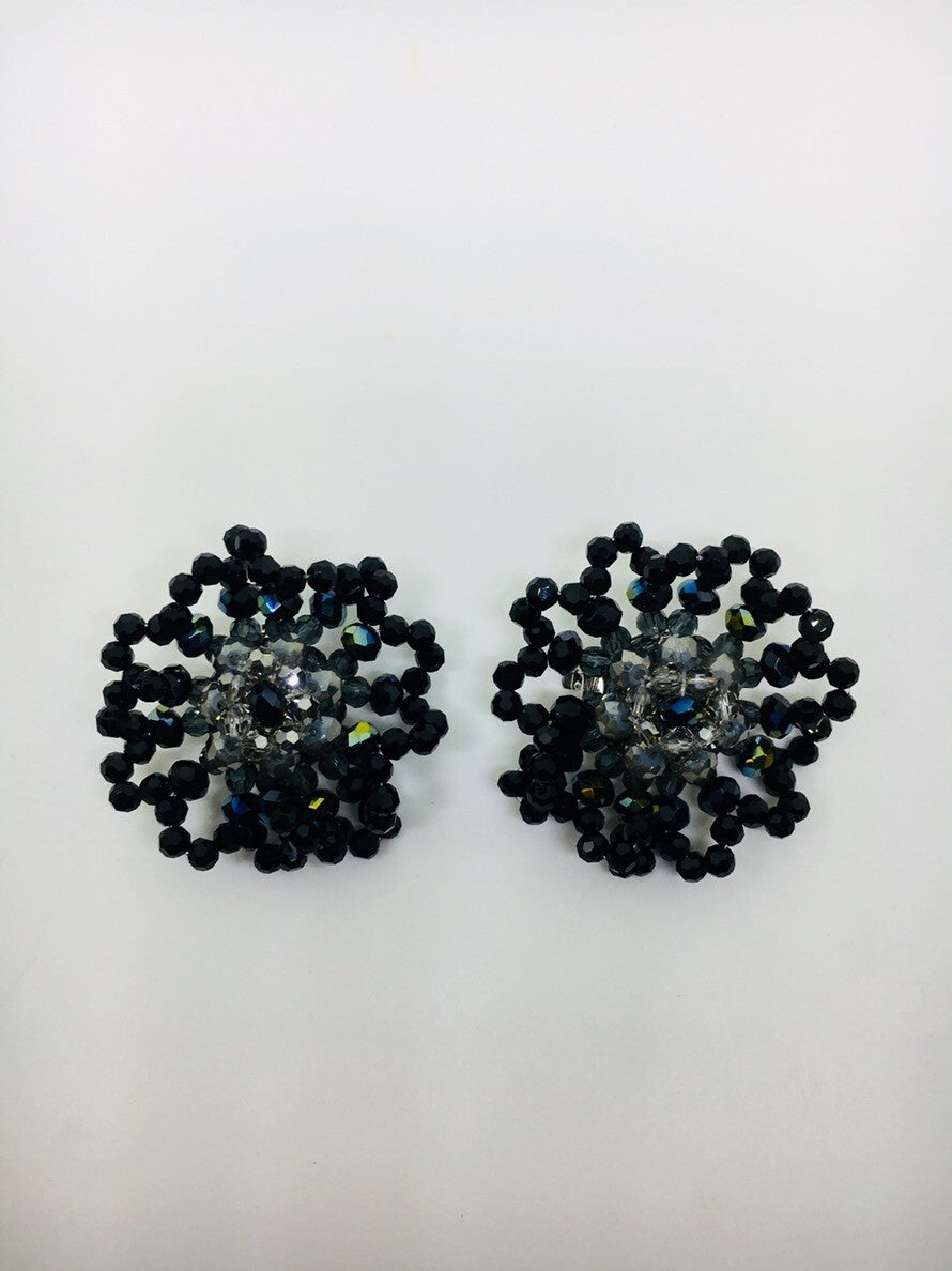 Pendientes cortos: flor irregular de cristal facetado negro